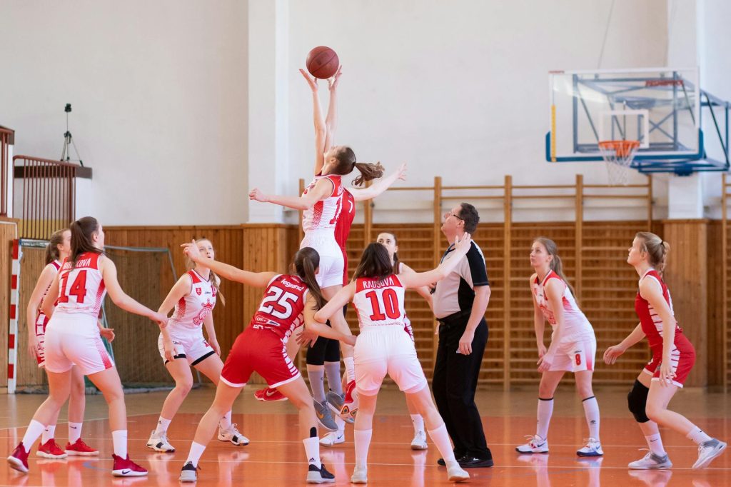 Partido de baloncesto femenino